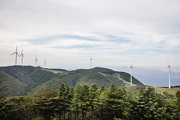 포토 JPG 주간 여행 바람 산 한국 풍경 사람없음 야외 관광지 풍력에너지 경상북도 국내여행 맹동산 영양풍력발전단지 국내포토 영양군 자연요소 아시아 날씨 그린에너지 경상도 풍력발전소 파일형식 영양_한국