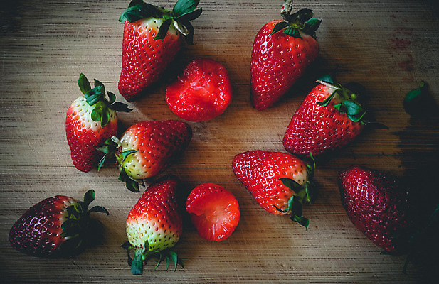 포토 JPG 해외이미지 식물 음식 다이어트 과일 자연 딸기 디저트 건강 사람없음 빨간색 활발 신선 달콤 맛 먹기 유기농 날것 건강식 토막 내추럴 강렬 숙성 식용 영양분 채식주의자 맛있는 해외202008 해외포토 웰빙 컬러 컨셉 모션 생태계 채식 파일형식