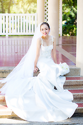 포토 JPG 해외이미지 주간 공원 여자 신부 결혼 한명 앉기 성인 야외 옆모습 성인여자한명만 해외202008 해외포토 자연요소 1 공공시설 뷰포인트 모션 사람 이벤트 여자한명만 성인여자만 파일형식