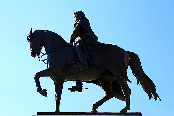 포토 JPG 해외이미지 실루엣 유럽 조각 백그라운드 하늘 미술 사람없음 옆모습 파란색 조각상 금속 승마 왕 청동 병정 라이더 옛날 해외202008 해외포토 나라 스포츠 뷰포인트 컬러 재질 문화예술 촬영기법 조형물 파일형식