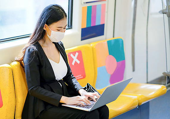 포토 JPG 해외이미지 직업 라이프스타일 여자 여행 인터넷 비즈니스 텍스트 교통시설 성공 모바일 실내 가면 한명 사람 동양인 성인 노트북 스마트폰 컴퓨터 일본 중국 펼침 기차 잡기 도시 업무 메시지 전철 무선전화기 스마트 출퇴근 바쁨 승객 지하 일반 위생관리 통근 해외202008 해외포토 1 아시아 육상교통 교통 컨셉 모션 대중교통 관리 인종 내부 생활 전자제품 핸드폰 스마트기기 작업 전화기 시설 출근 파일형식