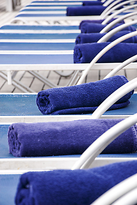 포토 JPG 해외이미지 라이프스타일 선 바다 섬 여행 가구 의자 우산 하늘 호텔 휴가 휴식 항해 건강 사람없음 야외 파란색 수건 수영 스파 침묵 보트 휴게실 고급 크루즈 플라스틱 갑판 오브젝트 휴양지 안락의자 줄서기 스타일 해외202008 해외포토 컬러 생활용품 컨셉 배_교통 모션 재질 숙소 생활 위생용품 소리 장소 수상스포츠 파일형식