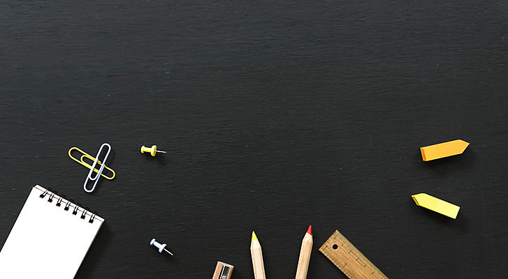 포토 JPG 해외이미지 학생 디자인 배너 교육 백그라운드 컨셉 장신구 교실 학교 자 창조 사람없음 학습 연필 펜 우주 검은색 공책 칠판 공백 장비 로켓 도구 사과 정상 책상 분필 카피스페이스 해외202008 해외포토 컬러 가구 과일 문구용품 학용품 필기구 초크 파일형식