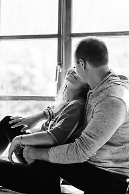 포토 JPG 해외이미지 백인 라이프스타일 커플 응시 여자 남자 행복 겨울 창문 가족 유리 휴식 주택 실내 사랑 사람 성인 야외 두명 목재 빛 갈색 검은색 기쁨 흰색 오픈 뜨거움 옛날 해외202008 해외포토 서양인 나무 시선 계절 감정 컬러 컨셉 재료 관계 재질 내부 건물 생활 파일형식