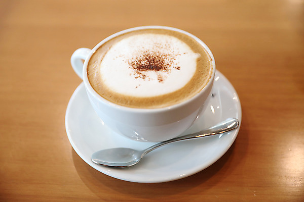 포토 JPG 해외이미지 실내 사람없음 커피잔 티스푼 컵받침 나무바닥 카푸치노 해외202008 해외포토 커피 잔 바닥 내부 숟가락 받침대 파일형식