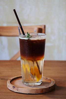 포토 JPG 해외이미지 꽃 커피 음료 음식 백그라운드 유리 탁자 디저트 사람없음 컵 갈색 식당 초콜릿 얼음 줄무늬 카페 우유 머그컵 추위 흰색 신선 달콤 커피잔 시원함 설탕 메뉴 상쾌 심플 부드러움 카푸치노 밀짚 라떼 모카 카페인 좋음 해외202008 얼림 해외포토 자연요소 식물 식기 감정 컬러 가구 컨셉 무늬 재질 잔 유제품 상점 감각 맛 짚 파일형식