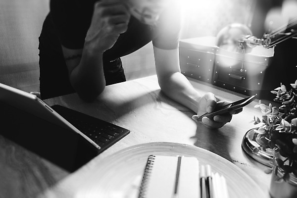 포토 JPG 해외이미지 손 백그라운드 인터넷 통신 사람 사람없음 가로 노트북 스마트폰 컴퓨터 글로벌 사무실 판매 헤드폰 장비 램프 키보드 도움 센터 프런트 무선전화기 전화기 고객 책상 마이크 수화기 서비스 텔레마케팅 부름 목소리 넘어짐 마케팅 운영자 지원 헬프 대리인 해외202008 해외포토 음향기기 가구 컨셉 비즈니스 모션 조명 신체부위 전자제품 핸드폰 스마트기기 서비스업 파일형식