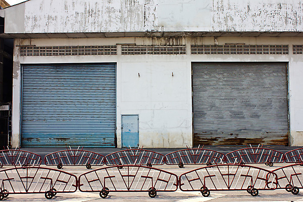 포토 JPG 해외이미지 식물 산업 선 벽 백그라운드 건축양식 공장 프레임 외벽 경비 사람없음 내부 건물 빛 문 상점 금속 작업실 닫기 야간 철 창고 보안 대문 롤 롤러 수납 형광등 셔터 차고 철강 콘크리트 해외202008 해외포토 자연요소 건축물 건축 공업 모션 재질 전등 안전 보호 파일형식