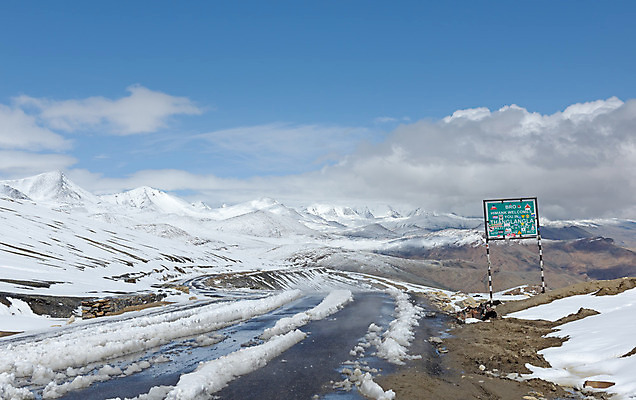 포토 JPG 해외이미지 구름 아시아 도로 여행 자연 하늘 산 풍경 사람없음 야외 파란색 컬러풀 얼음 흰색 인도인 언덕 산등성이 북쪽 통과 절정 히말라야 해외202008 해외포토 자연요소 외국인 나라 길 컬러 교통시설 동양인 방향 생태계 파일형식 산맥