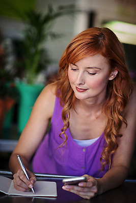 포토 JPG 해외이미지 백인 여자 실내 한명 성인 앞모습 30대 노트북 스마트폰 기록 꽃집 통화 성인여자한명만 해외202008 해외포토 서양인 1 뷰포인트 모션 사람 내부 장년 전자제품 핸드폰 스마트기기 상점 여자한명만 성인여자만 파일형식