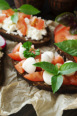 포토 JPG 해외이미지 종이 음식 토마토 채소 오이 치즈 샌드위치 요리 사람없음 세로 여름 세트 파티 저녁식사 여러개 이탈리아 시골 그릴 애피타이저 바게트 굽기 지중해 만취 카나페 토스트 베이컨 바질 러시아인 번 브루스케타 토스카나 맛있는 해외202008 해외포토 서양인 계절 유럽 빵 바다 다수 주방용품 유제품 서양음식 돼지고기 이벤트 식사 구이 술취함 파일형식