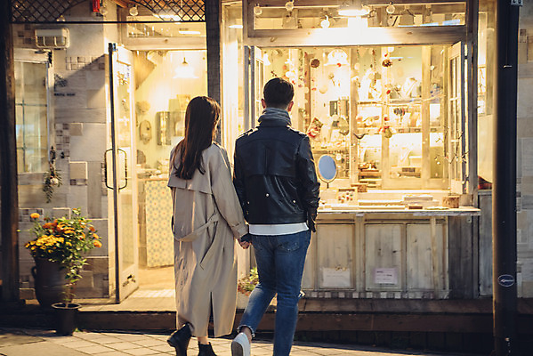 포토 JPG 전신 커플 여자 남자 데이트 거리 서기 20대 성인 야외 두명 뒷모습 손잡기 다정 한국인 가을 야간 삼청동 성인만 국내포토 자연요소 계절 뷰포인트 컨셉 관계 모션 사람 동양인 청년 종로 파일형식