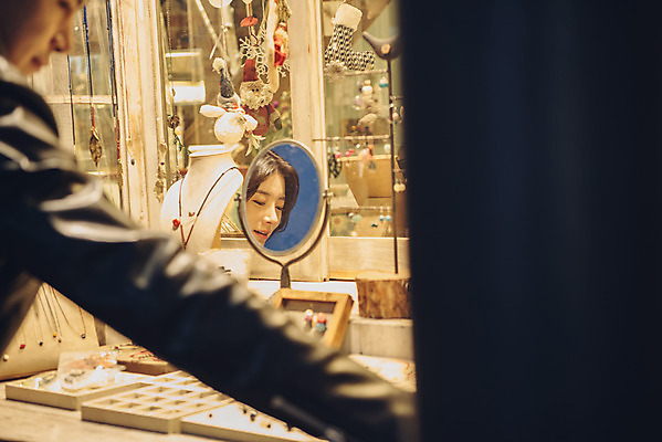 포토 JPG 커플 여자 남자 데이트 거리 상반신 20대 성인 야외 두명 옆모습 상점 다정 거울 한국인 가을 야간 구경 삼청동 성인만 국내포토 자연요소 계절 뷰포인트 컨셉 관계 사람 동양인 청년 종로 파일형식