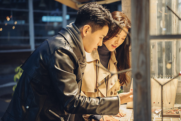 포토 JPG 커플 응시 여자 남자 데이트 거리 서기 상반신 20대 성인 야외 두명 옆모습 상점 다정 한국인 가을 야간 구경 삼청동 성인만 국내포토 자연요소 시선 계절 뷰포인트 컨셉 관계 모션 사람 동양인 청년 종로 파일형식