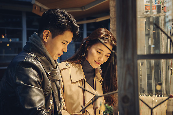 포토 JPG 커플 응시 여자 남자 데이트 거리 서기 상반신 20대 성인 야외 두명 옆모습 상점 다정 한국인 가을 야간 구경 삼청동 성인만 국내포토 자연요소 시선 계절 뷰포인트 컨셉 관계 모션 사람 동양인 청년 종로 파일형식