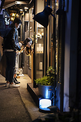 포토 JPG 전신 커플 여자 남자 데이트 거리 서기 20대 성인 야외 두명 옆모습 다정 한국인 가을 야간 구경 삼청동 성인만 국내포토 자연요소 계절 뷰포인트 컨셉 관계 모션 사람 동양인 청년 종로 파일형식