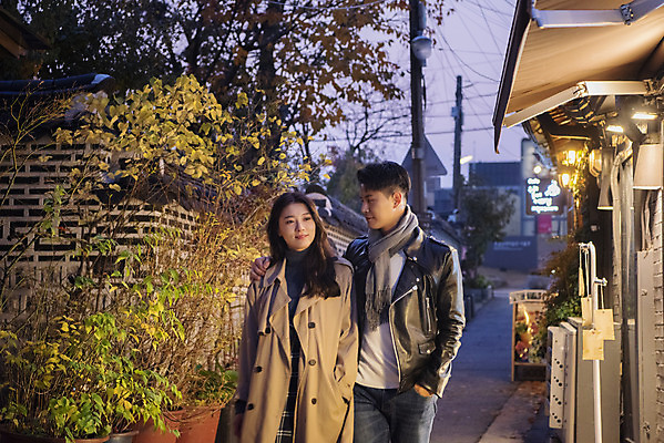 포토 JPG 커플 여자 남자 데이트 어깨동무 거리 상반신 20대 성인 야외 두명 앞모습 걷기 다정 한국인 가을 야간 삼청동 성인만 국내포토 자연요소 계절 뷰포인트 포즈 컨셉 관계 모션 사람 동양인 청년 종로 파일형식