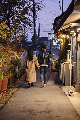 포토 JPG 전신 커플 여자 남자 데이트 거리 20대 성인 야외 두명 뒷모습 걷기 손잡기 다정 한국인 가을 야간 삼청동 성인만 국내포토 자연요소 계절 뷰포인트 컨셉 관계 모션 사람 동양인 청년 종로 파일형식