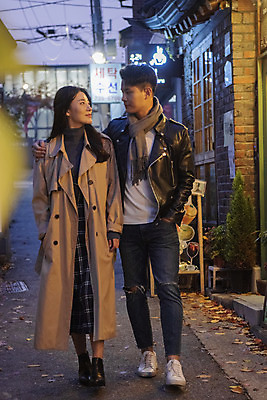 포토 JPG 전신 커플 여자 남자 데이트 거리 20대 성인 야외 두명 앞모습 마주보기 걷기 다정 한국인 가을 야간 삼청동 성인만 국내포토 자연요소 계절 뷰포인트 컨셉 관계 모션 사람 동양인 청년 종로 파일형식