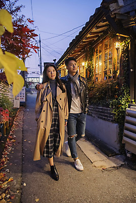 포토 JPG 전신 커플 여자 남자 데이트 거리 20대 성인 야외 두명 앞모습 걷기 다정 한국인 가을 야간 삼청동 성인만 국내포토 자연요소 계절 뷰포인트 컨셉 관계 모션 사람 동양인 청년 종로 파일형식
