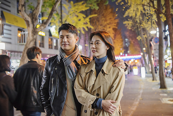 포토 JPG 커플 응시 여자 남자 데이트 어깨동무 거리 상반신 20대 성인 야외 두명 앞모습 걷기 다정 한국인 가을 야간 인사동 성인만 국내포토 자연요소 시선 계절 뷰포인트 포즈 컨셉 관계 모션 서울 사람 동양인 청년 파일형식