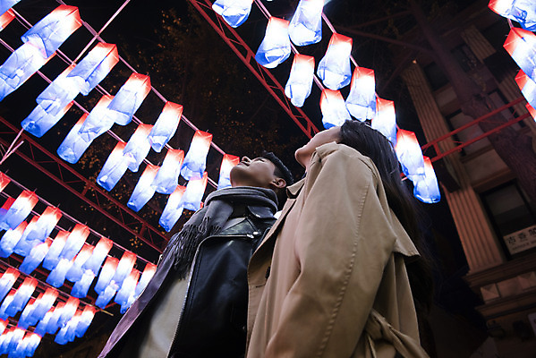 포토 JPG 커플 여자 남자 로우앵글 데이트 조명 거리 상반신 20대 성인 야외 두명 앞모습 빛 다정 한국인 올려보기 가을 야간 구경 청사초롱 인사동 성인만 국내포토 자연요소 계절 뷰포인트 컨셉 관계 모션 서울 사람 동양인 청년 초롱 파일형식