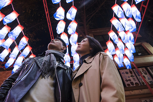 포토 JPG 커플 여자 남자 로우앵글 데이트 조명 거리 상반신 20대 성인 야외 두명 앞모습 빛 다정 한국인 올려보기 가을 야간 구경 청사초롱 인사동 성인만 국내포토 자연요소 계절 뷰포인트 컨셉 관계 모션 서울 사람 동양인 청년 초롱 파일형식