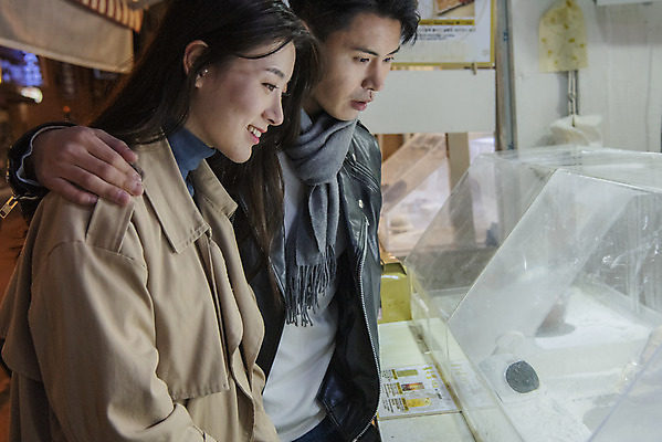 포토 JPG 커플 응시 여자 남자 데이트 거리 서기 상반신 20대 성인 야외 두명 옆모습 다정 한국인 가을 야간 인사동 성인만 국내포토 자연요소 시선 계절 뷰포인트 컨셉 관계 모션 서울 사람 동양인 청년 파일형식