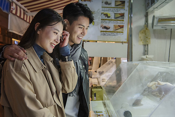 포토 JPG 커플 응시 여자 남자 데이트 거리 서기 미소 상반신 20대 성인 야외 두명 옆모습 다정 한국인 가을 야간 인사동 성인만 국내포토 자연요소 시선 계절 뷰포인트 컨셉 관계 모션 서울 표정 사람 동양인 청년 파일형식