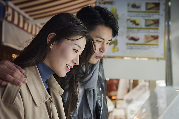 포토 JPG 커플 응시 여자 남자 데이트 거리 서기 미소 상반신 20대 성인 야외 두명 옆모습 다정 한국인 가을 야간 인사동 성인만 국내포토 자연요소 시선 계절 뷰포인트 컨셉 관계 모션 서울 표정 사람 동양인 청년 파일형식