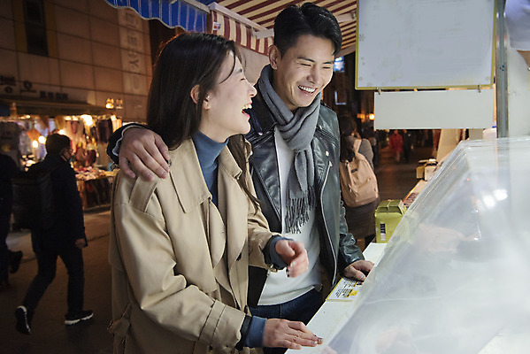 포토 JPG 커플 응시 여자 남자 데이트 거리 서기 웃음 상반신 20대 성인 야외 두명 옆모습 다정 한국인 가을 야간 인사동 성인만 국내포토 자연요소 시선 계절 뷰포인트 컨셉 관계 모션 서울 표정 사람 동양인 청년 파일형식