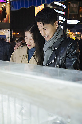 포토 JPG 커플 응시 여자 남자 데이트 어깨동무 거리 서기 미소 상반신 20대 성인 야외 두명 옆모습 마주보기 다정 한국인 가을 야간 인사동 성인만 국내포토 자연요소 시선 계절 뷰포인트 포즈 컨셉 관계 모션 서울 표정 사람 동양인 청년 파일형식