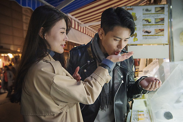 포토 JPG 커플 응시 여자 남자 데이트 거리 서기 상반신 20대 성인 야외 두명 옆모습 마주보기 다정 한국인 가을 야간 인사동 성인만 꿀타래 국내포토 자연요소 시선 계절 뷰포인트 컨셉 관계 모션 서울 사람 동양인 청년 과자 파일형식