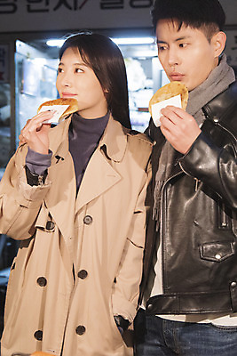 포토 JPG 커플 여자 남자 데이트 디저트 거리 서기 들기 상반신 20대 성인 야외 두명 앞모습 다정 한국인 가을 야간 먹기 겨울음식 겨울간식 인사동 포장마차 호떡 성인만 제철음식 국내포토 자연요소 계절 음식 뷰포인트 컨셉 겨울 관계 모션 서울 사람 동양인 청년 식당 제철 파일형식