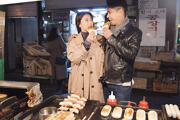 포토 JPG 커플 여자 남자 데이트 어깨동무 디저트 거리 서기 미소 들기 상반신 20대 성인 야외 두명 앞모습 마주보기 다정 한국인 가을 야간 먹기 겨울음식 겨울간식 인사동 포장마차 호떡 성인만 제철음식 국내포토 자연요소 계절 음식 뷰포인트 포즈 컨셉 겨울 관계 모션 서울 표정 사람 동양인 청년 식당 제철 파일형식