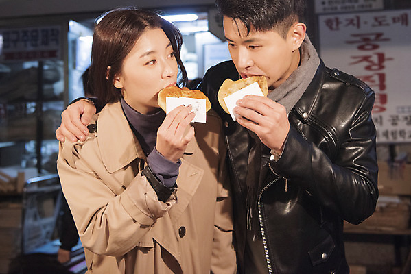 포토 JPG 커플 여자 남자 데이트 어깨동무 디저트 거리 서기 들기 상반신 20대 성인 야외 두명 앞모습 다정 한국인 가을 야간 먹기 겨울음식 겨울간식 인사동 포장마차 호떡 성인만 제철음식 국내포토 자연요소 계절 음식 뷰포인트 포즈 컨셉 겨울 관계 모션 서울 사람 동양인 청년 식당 제철 파일형식