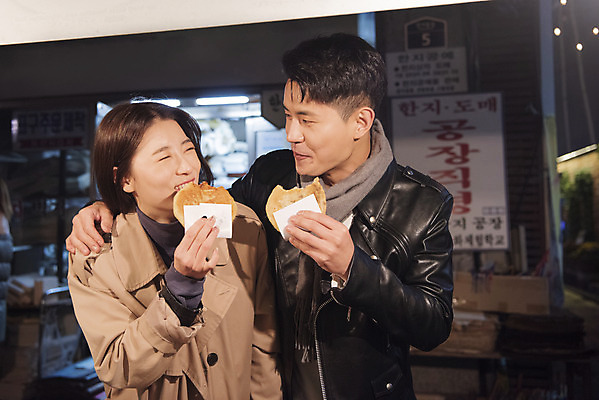 포토 JPG 커플 여자 남자 데이트 어깨동무 디저트 거리 서기 웃음 들기 상반신 20대 성인 야외 두명 앞모습 다정 한국인 가을 야간 먹기 겨울음식 겨울간식 인사동 포장마차 호떡 성인만 제철음식 맛있는 국내포토 자연요소 계절 음식 뷰포인트 포즈 컨셉 겨울 관계 모션 서울 표정 사람 동양인 청년 식당 제철 파일형식