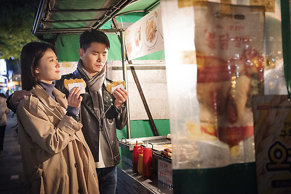 포토 JPG 커플 여자 남자 데이트 디저트 거리 서기 들기 상반신 20대 성인 야외 두명 앞모습 옆모습 다정 한국인 가을 야간 먹기 겨울음식 겨울간식 인사동 포장마차 호떡 성인만 제철음식 국내포토 자연요소 계절 음식 뷰포인트 컨셉 겨울 관계 모션 서울 사람 동양인 청년 식당 제철 파일형식