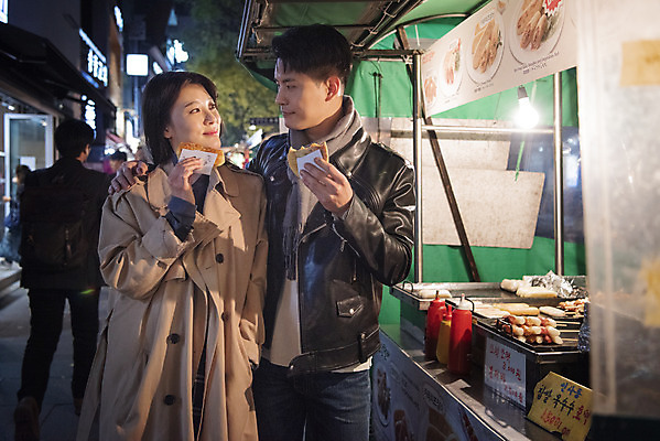 포토 JPG 커플 여자 남자 데이트 디저트 거리 서기 미소 들기 상반신 20대 성인 야외 두명 앞모습 마주보기 다정 한국인 가을 야간 먹기 겨울음식 겨울간식 인사동 포장마차 호떡 성인만 제철음식 국내포토 자연요소 계절 음식 뷰포인트 컨셉 겨울 관계 모션 서울 표정 사람 동양인 청년 식당 제철 파일형식
