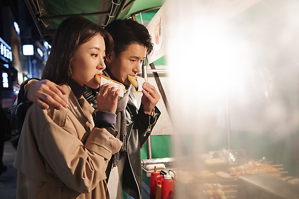 포토 JPG 커플 여자 남자 데이트 어깨동무 디저트 거리 서기 들기 상반신 20대 성인 야외 두명 옆모습 다정 한국인 가을 야간 먹기 겨울음식 겨울간식 인사동 포장마차 호떡 성인만 제철음식 국내포토 자연요소 계절 음식 뷰포인트 포즈 컨셉 겨울 관계 모션 서울 사람 동양인 청년 식당 제철 파일형식