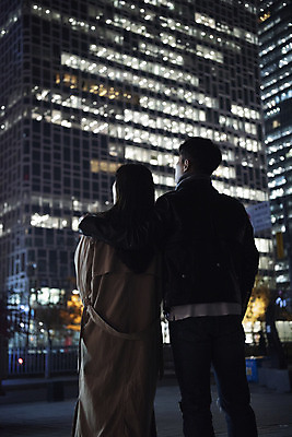 포토 JPG 커플 응시 여자 남자 데이트 거리 서기 상반신 20대 성인 야외 두명 뒷모습 다정 한국인 가을 야간 청계천 성인만 국내포토 자연요소 시선 계절 뷰포인트 컨셉 관계 모션 서울 사람 동양인 청년 강 랜드마크 파일형식