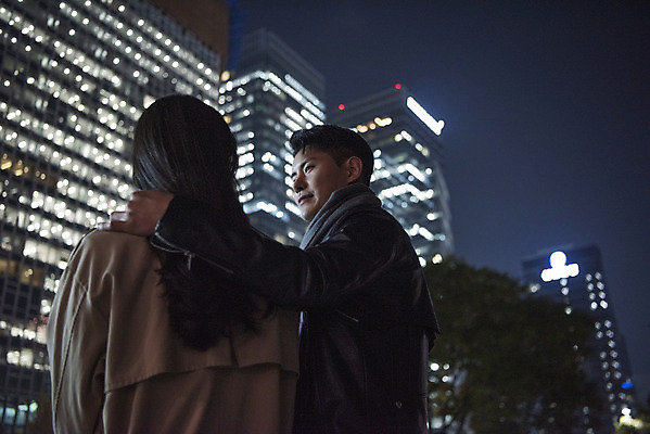 포토 JPG 커플 여자 남자 로우앵글 데이트 거리 서기 상반신 20대 성인 야외 두명 뒷모습 다정 한국인 가을 야간 청계천 성인만 어깨에손 국내포토 자연요소 계절 뷰포인트 컨셉 관계 모션 서울 사람 동양인 청년 강 랜드마크 파일형식