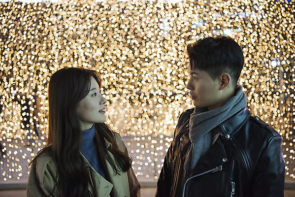 포토 JPG 커플 여자 남자 데이트 조명 거리 서기 상반신 20대 성인 야외 두명 옆모습 빛 마주보기 다정 한국인 가을 야간 청계천 성인만 국내포토 자연요소 계절 뷰포인트 컨셉 관계 모션 서울 사람 동양인 청년 강 랜드마크 파일형식