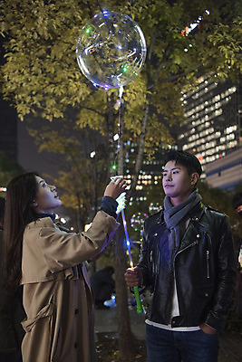 포토 JPG 커플 여자 남자 데이트 거리 들기 상반신 20대 성인 야외 두명 앞모습 옆모습 다정 한국인 가을 야간 청계천 풍선 성인만 국내포토 자연요소 계절 뷰포인트 컨셉 관계 모션 서울 사람 동양인 청년 강 랜드마크 파일형식