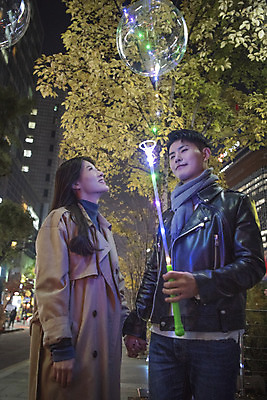 포토 JPG 커플 여자 남자 로우앵글 데이트 거리 미소 들기 상반신 20대 성인 야외 두명 옆모습 손잡기 다정 한국인 가을 야간 청계천 풍선 성인만 국내포토 자연요소 계절 뷰포인트 컨셉 관계 모션 서울 표정 사람 동양인 청년 강 랜드마크 파일형식