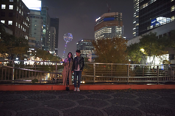 포토 JPG 전신 커플 여자 남자 데이트 거리 서기 20대 성인 야외 두명 앞모습 다정 한국인 가을 야간 청계천 성인만 국내포토 자연요소 계절 뷰포인트 컨셉 관계 모션 서울 사람 동양인 청년 강 랜드마크 파일형식