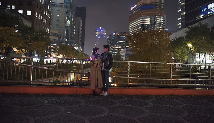 포토 JPG 전신 커플 여자 남자 데이트 거리 서기 20대 성인 야외 두명 앞모습 다정 한국인 가을 야간 청계천 성인만 국내포토 자연요소 계절 뷰포인트 컨셉 관계 모션 서울 사람 동양인 청년 강 랜드마크 파일형식