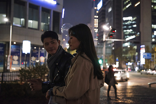 포토 JPG 커플 여자 남자 데이트 거리 서기 상반신 20대 성인 야외 두명 옆모습 다정 한국인 가을 야간 청계천 성인만 국내포토 자연요소 계절 뷰포인트 컨셉 관계 모션 서울 사람 동양인 청년 강 랜드마크 파일형식