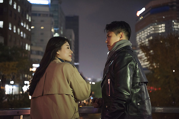 포토 JPG 커플 여자 남자 데이트 거리 서기 상반신 20대 성인 야외 두명 옆모습 다정 한국인 가을 야간 청계천 성인만 국내포토 자연요소 계절 뷰포인트 컨셉 관계 모션 서울 사람 동양인 청년 강 랜드마크 파일형식