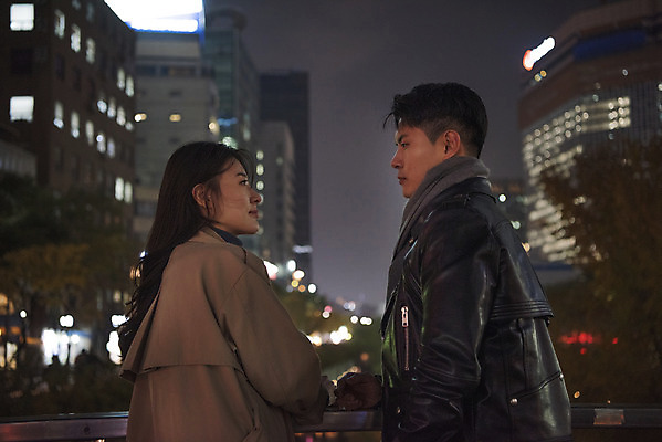 포토 JPG 커플 여자 남자 데이트 거리 서기 상반신 20대 성인 야외 두명 옆모습 마주보기 다정 한국인 가을 야간 청계천 성인만 국내포토 자연요소 계절 뷰포인트 컨셉 관계 모션 서울 사람 동양인 청년 강 랜드마크 파일형식